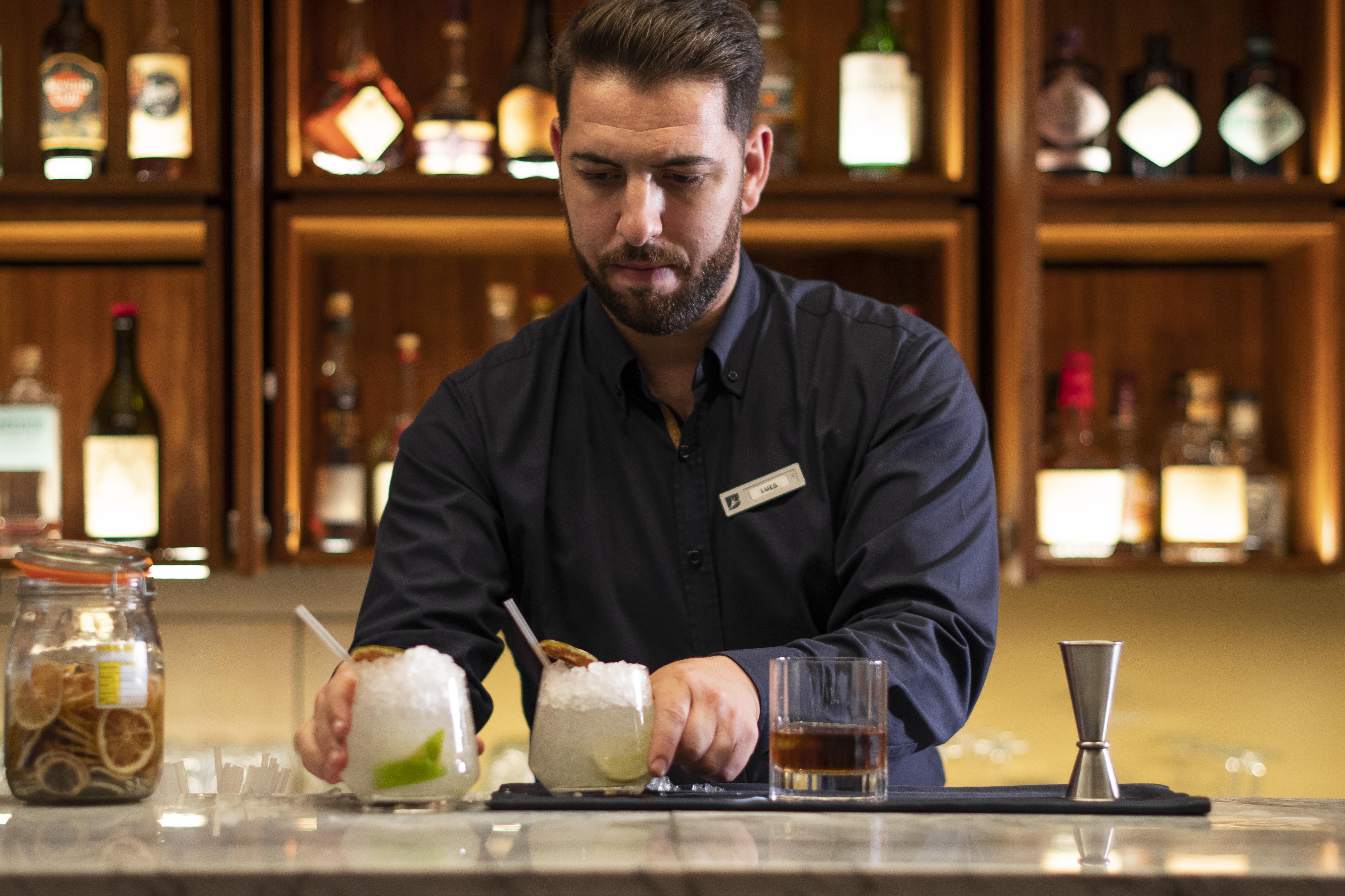 Epic Sana Algarve Hotel Albufeira Dış mekan fotoğraf A bartender at work